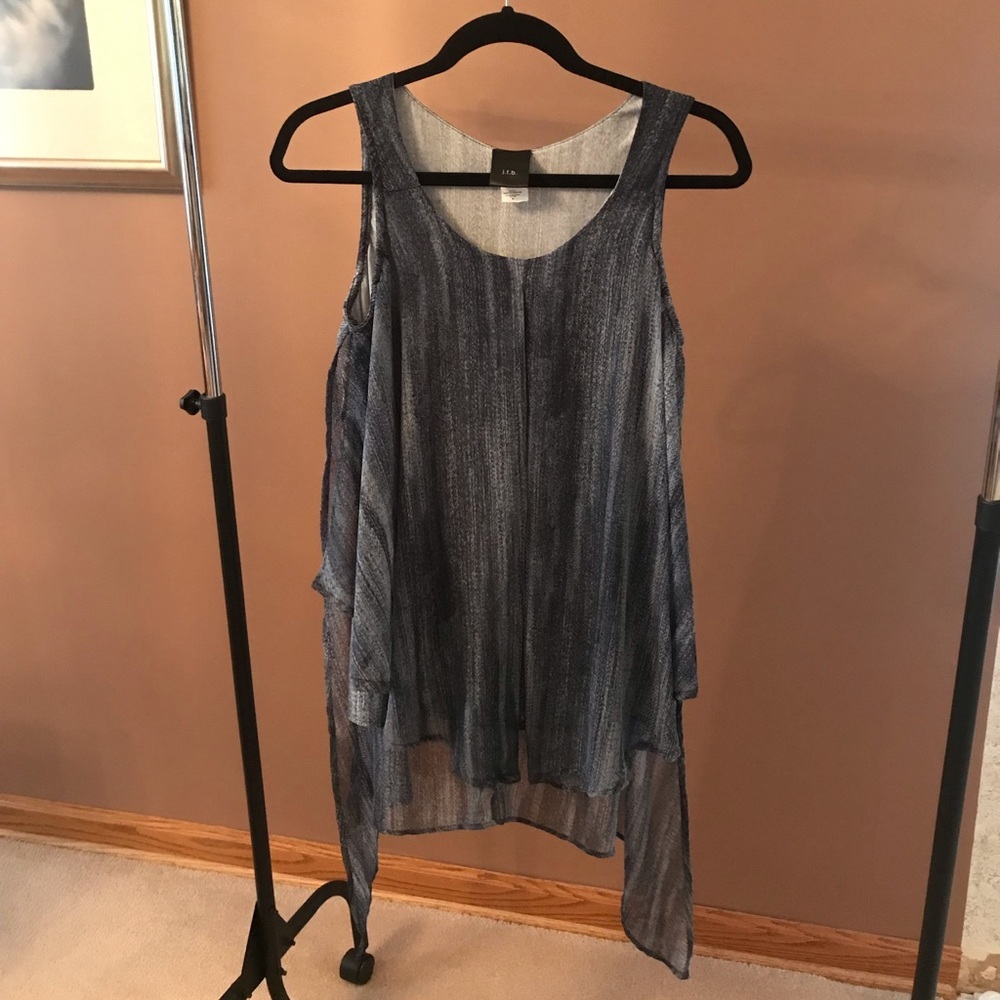 Sleeveless flowy top